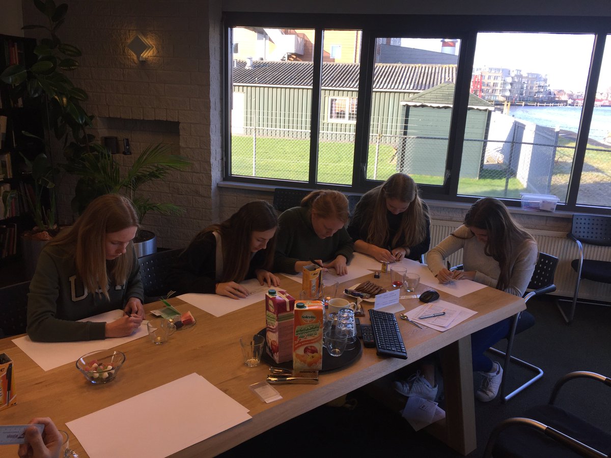 Op 6 februari kwamen een aantal Havoleerlingen op bedrijfsbezoek. Deze dag stond in het teken van het 'Sneker bedrijfsleven' en helpt leerlingen op weg met het maken van een studiekeuze. Naast informatie en een rondleiding hadden wij ook een klein opdrachtje voor de leerlingen.