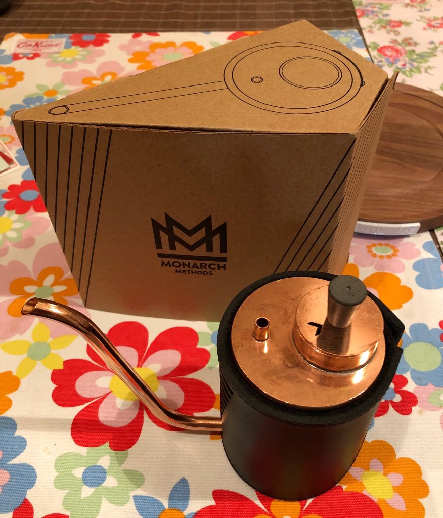 oimosanyaro's tweet photo. 家に
THE COFFEE TIME さん御用達の
#MONARCHMETHODS
のMK320が降臨。
我が家のバリスタ、珈琲マニアのパートナーが遂に手にしてしまった逸品。
やっぱこれ超淹れ易い^ ^
#珈琲は黒い魔女 https://t.co/ZazScQrn7I