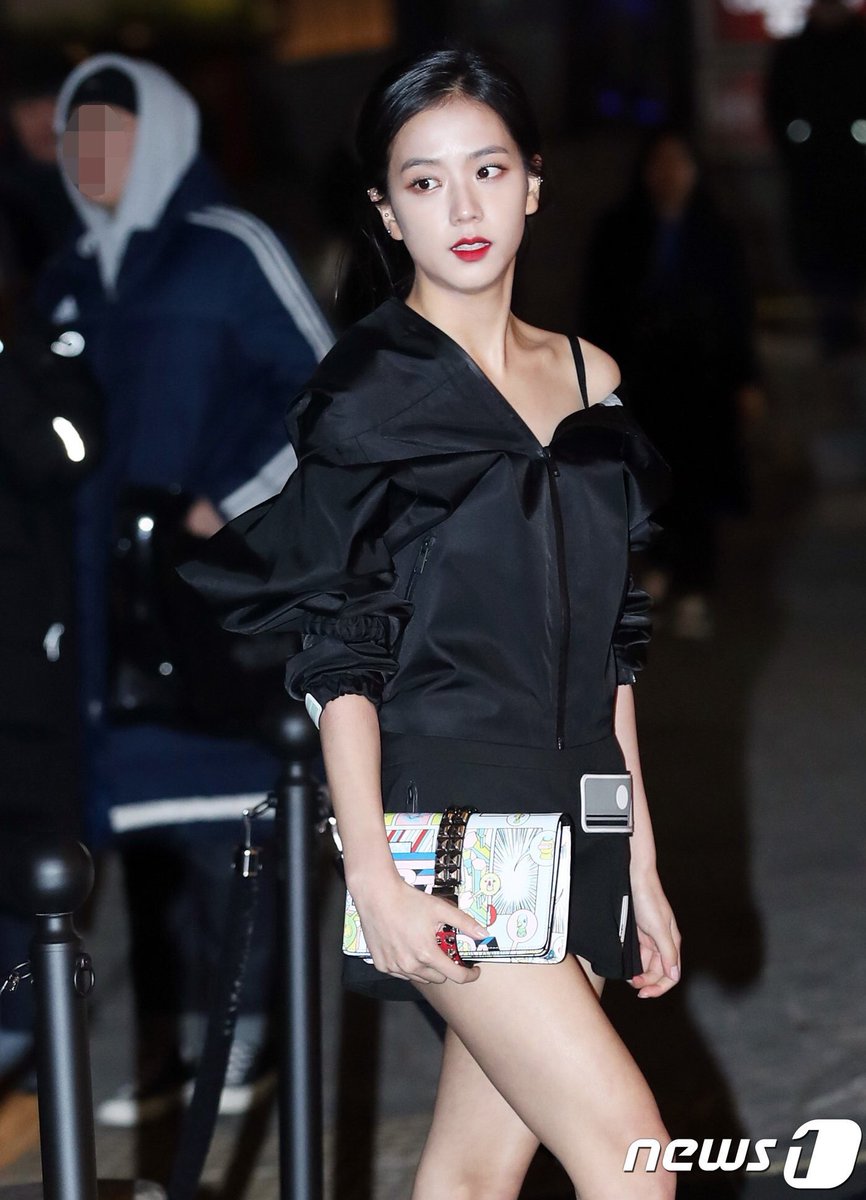 jisooalways's tweet photo. Her best look so far. Those collarbones added to her sexiness. https://t.co/ENZuJcr0Sv