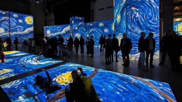 theartfeel's tweet photo. Vincent Van Gogh's Starry Night comes to life in this walk through exhibit. https://t.co/e3E0j0uPZZ