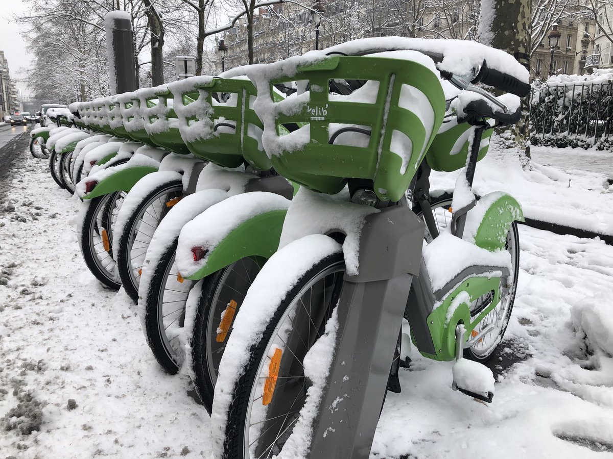ElsaGabbi's tweet photo. Au moins pendant quelques jours, on ne pourra pas reprocher à @Velib les dysfonctionnements du service 😏 #velib2018 @velib2018 @Anne_Hidalgo #parissouslaneige #ilneigeaparis https://t.co/XSLR0zQyjJ
