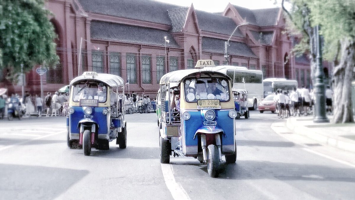 beccarsimag's tweet photo. Eccoci qua.....finalmente atterrati dopo 11 ore di volo!! Chi li riconosce? Sono i particolarissimi taxi di Bangkok 😍😍😍 i tuc tuc !!! Sognavamo di fare Roma-Bangkok da un po’, però abbiamo pensato di evitare di passare per Londra 😂😂😂 #thailandia #viaggiare #Bangkok https://t.co/Q1XIjsHnOs