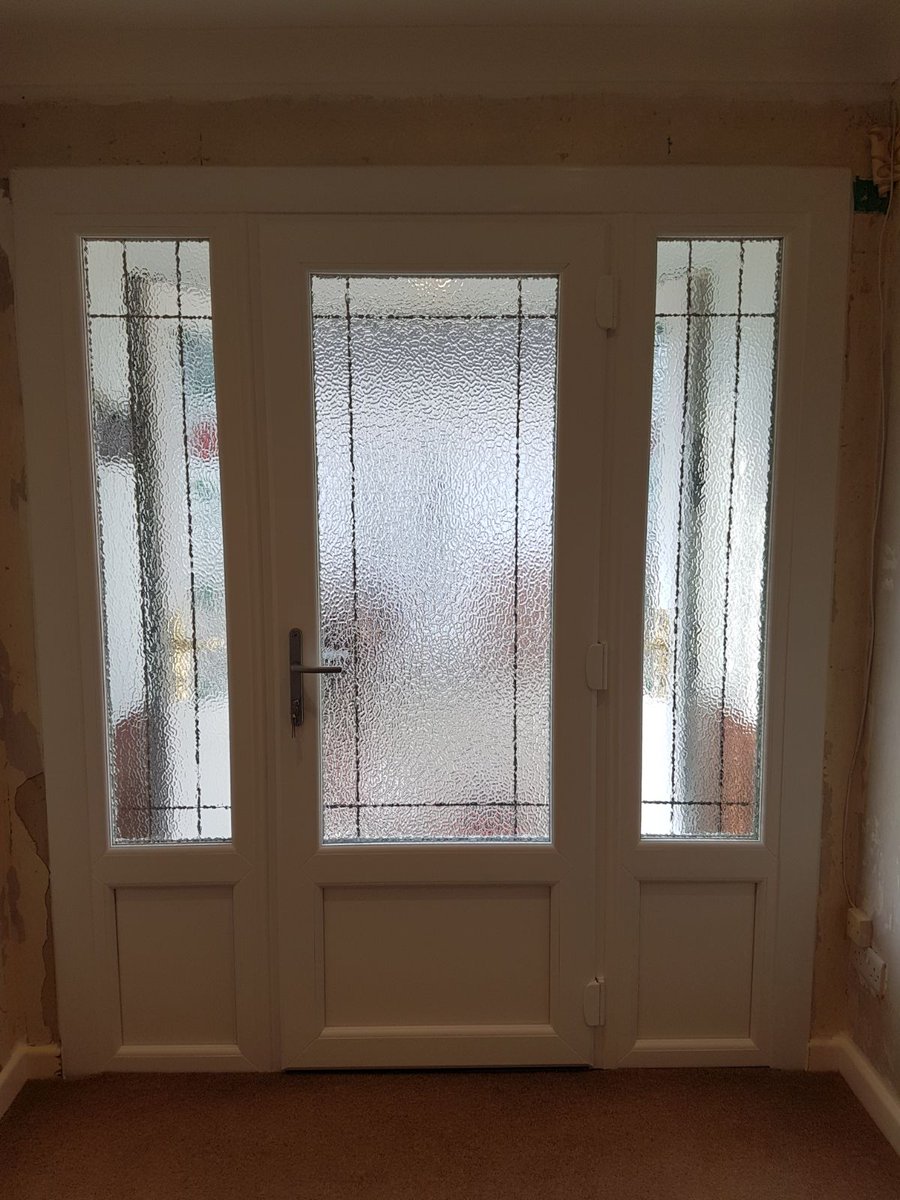 Before and after pictures of an inner door and sidelights fitted by one of our teams yesterday <a href="/kommerling_uk/">Kömmerling UK</a> <a href="/cwg/">Christian W. Günther 🏴‍☠️ @cwg@piaille.fr</a>