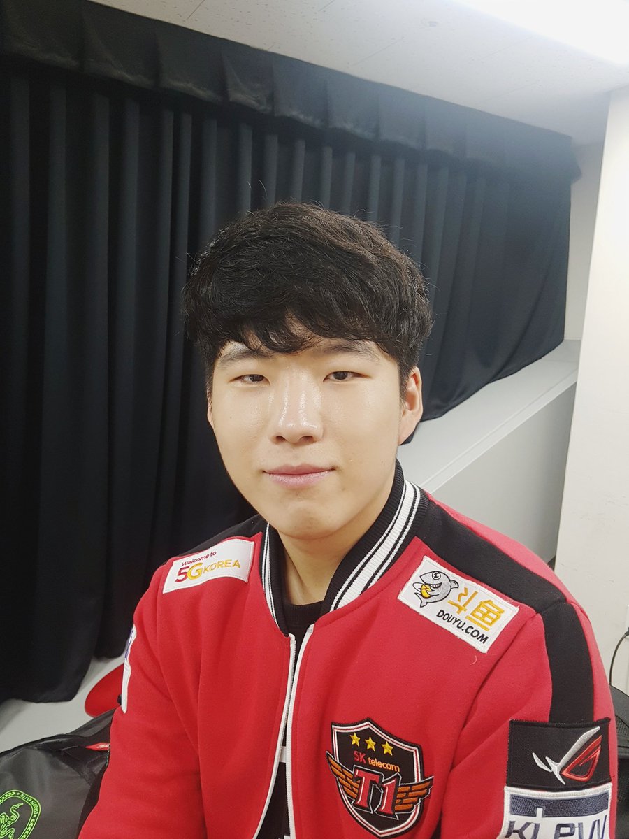T1LoL's tweet photo. Thank you for your cheering #SKTWIN https://t.co/dxj8V4XUmA
