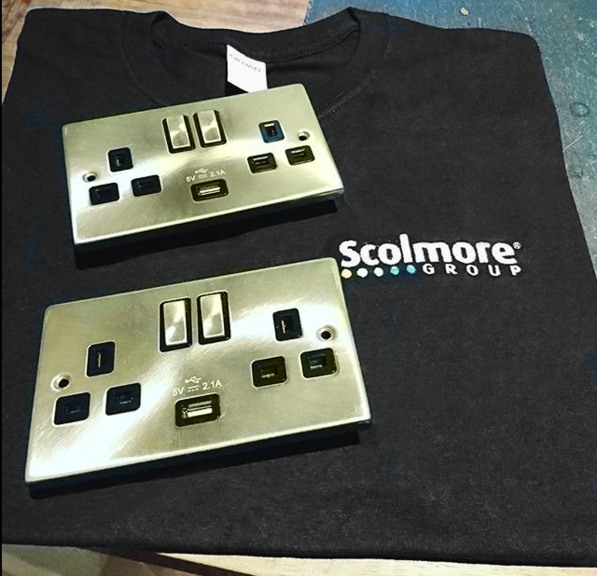 ClickScolmore's tweet photo. Receiving messages like this 🙌🏼 ‘@scolmore_group thanks for the free t-shirt and torch #torch. #tshirts #free #clickdeco #usb #usbsockets’ 📸: @mrwoodelectrical
Wish you had a Scolmore T-shirt and torch? Send your install images to us NOW! #giveaway #install #electrician https://t.co/DJOXhyCsyp