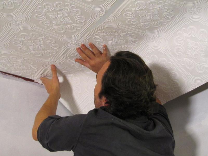 как клеить обои на потолок под покраску