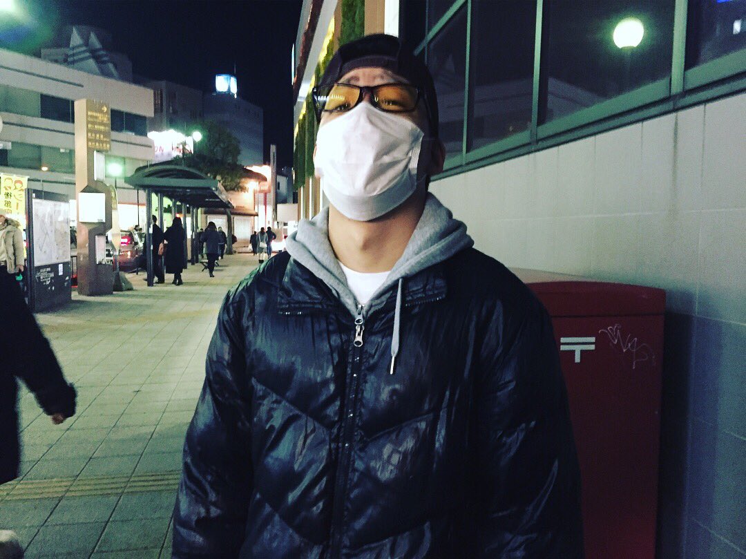 ytmwax's tweet photo. 毎日路上ライブ
5日目は地元の浦安駅でした

大学の頃からの親友が
仕事終わりに浦安まで
遠いのに来てくれたり、

元バンドメンバーが
みにきてくれて
昔のように
ハモってくれたり

高校の頃一番お世話になった
軽音楽部の顧問の島先��にも
お会いできて

すごく嬉しかった https://t.co/aQCBG3J2h5