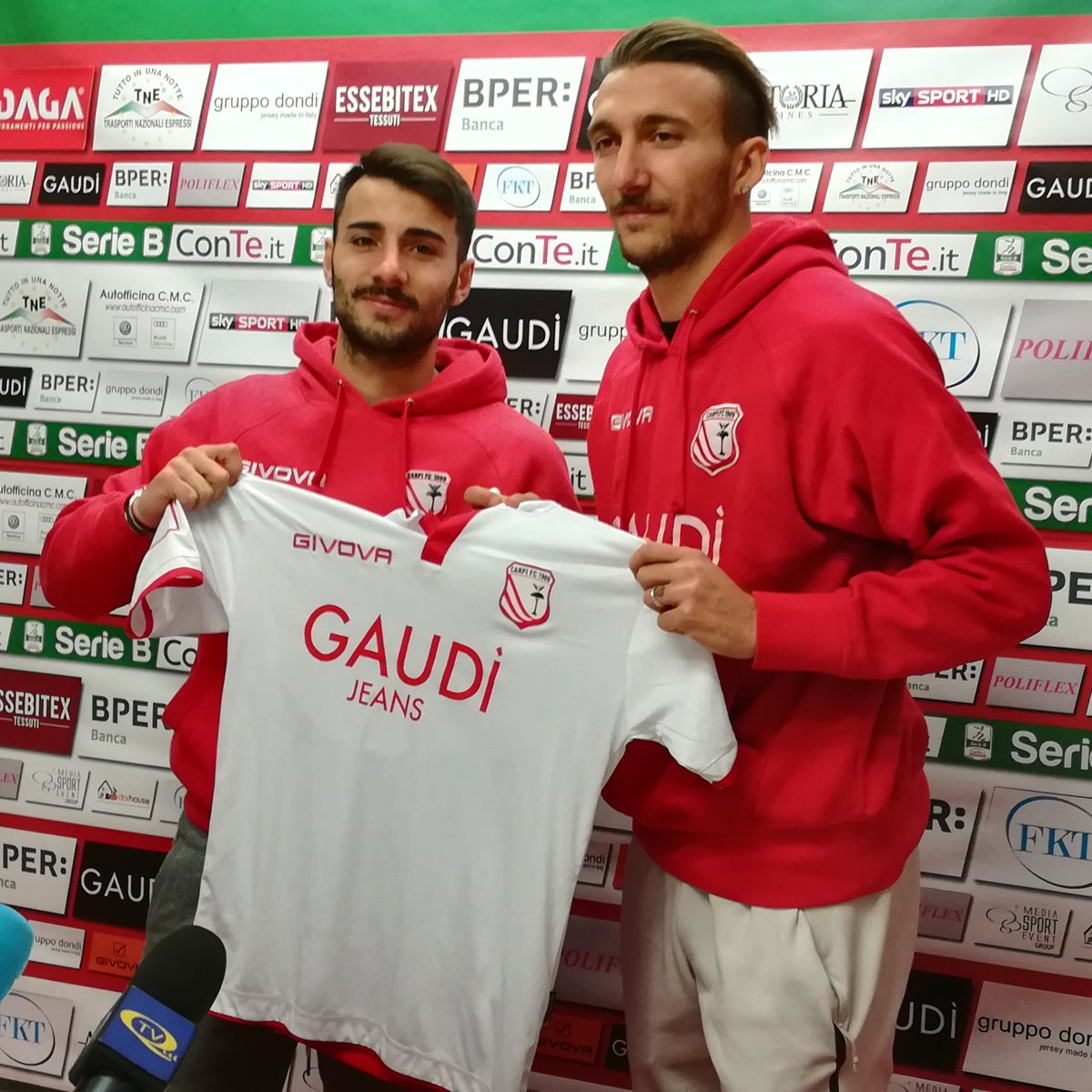 SimoGiovanelli's tweet photo. Luca #Garritano e Gianluca #DiChiara si sono presentati al @carpifc1909: le immagini della conferenza
#SerieB https://t.co/6aGJW5fUDF