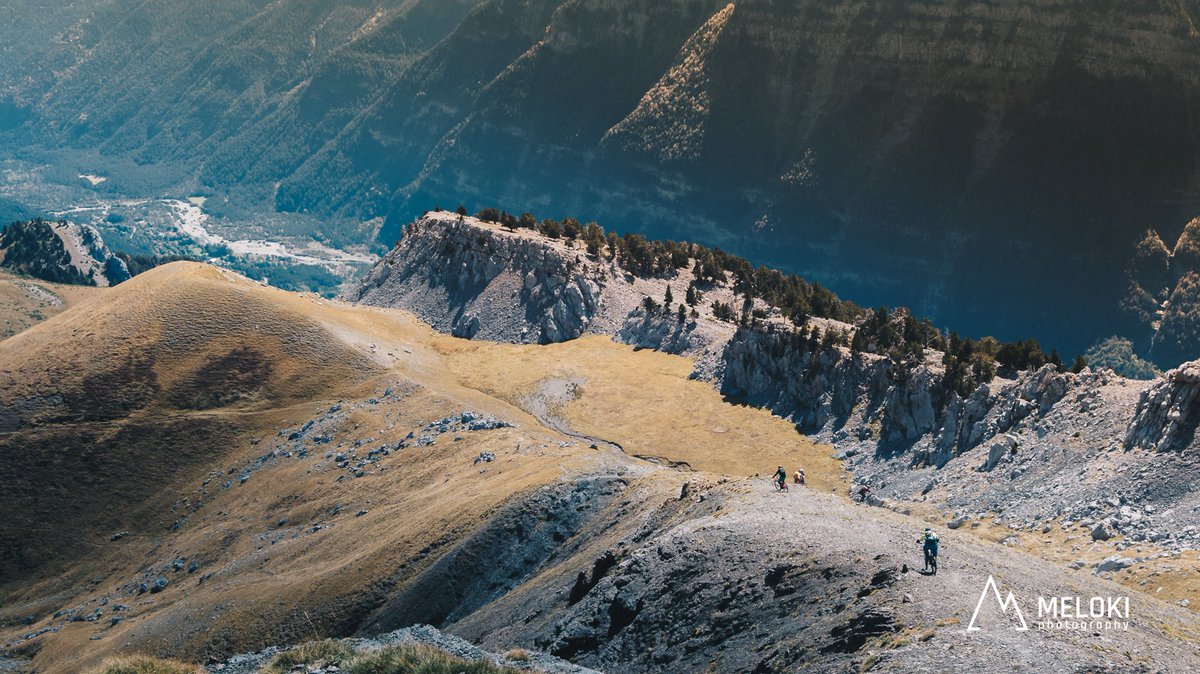 meloki2's tweet photo. Bajando el Pico #comodoto en #mtb en el Pirineo Aragonés. Da vértigo quedarse el último ahí arriba haciendo fotos con la #canonespaña #G16 siendo que luego hay que intentar bajar montado por ahí 😂.Experiencias para recordar toda la vida en @zonazerobtt Al fondo el Valle #pineta https://t.co/t39ebyLFXy