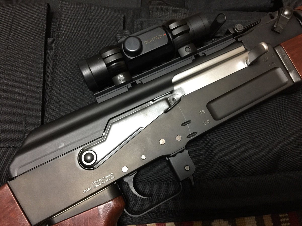 Rascal 佐伯湾提督兼トレーナー On Twitter 先日 次世代ak 47 を購入したものの20mmレイルが無くて不便なのでフリーダムアートのaks 74u用のローマウントベースを無理矢理増設した これでドットサイトが使えるのでサイティングが快適にw 次世代ak