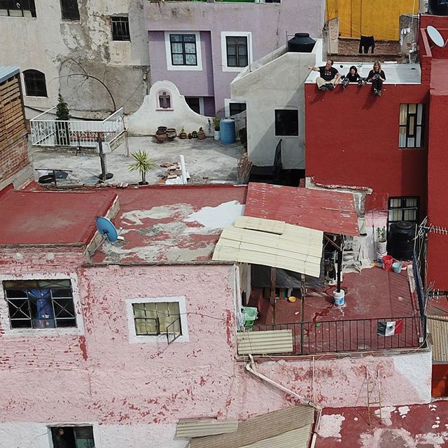 EcoRoamer's tweet photo. You get an entirely different view of #guanajuato hanging out on the rooftops.
.
.
.
#drone #dronestagram #dji #djimavicpro #mavicpro #guanajuato #droneselfie #ouradventure #almostfearless #travelwithkids https://t.co/437ISMBH7V https://t.co/uJZ7AumQSz