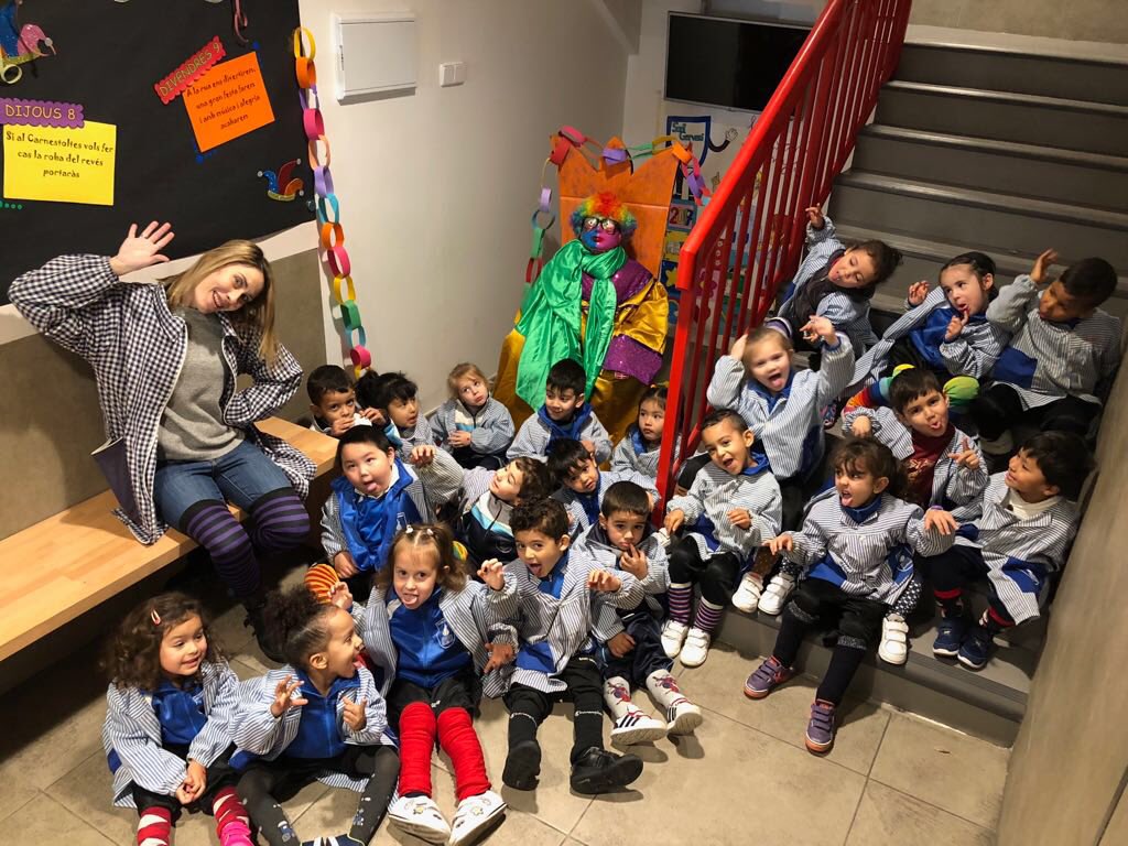stgervasi's tweet photo. Tercer manament del rei Carnestoltes, avui mitjons fins als genolls! #carnavaltequiero❤️ #manaments #carnaval2018 #infantil🐼🐴🦋 https://t.co/N18u63YGCK