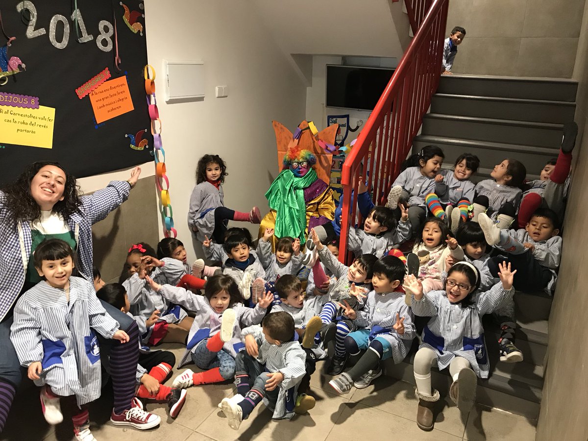 stgervasi's tweet photo. Tercer manament del rei Carnestoltes, avui mitjons fins als genolls! #carnavaltequiero❤️ #manaments #carnaval2018 #infantil🐼🐴🦋 https://t.co/N18u63YGCK