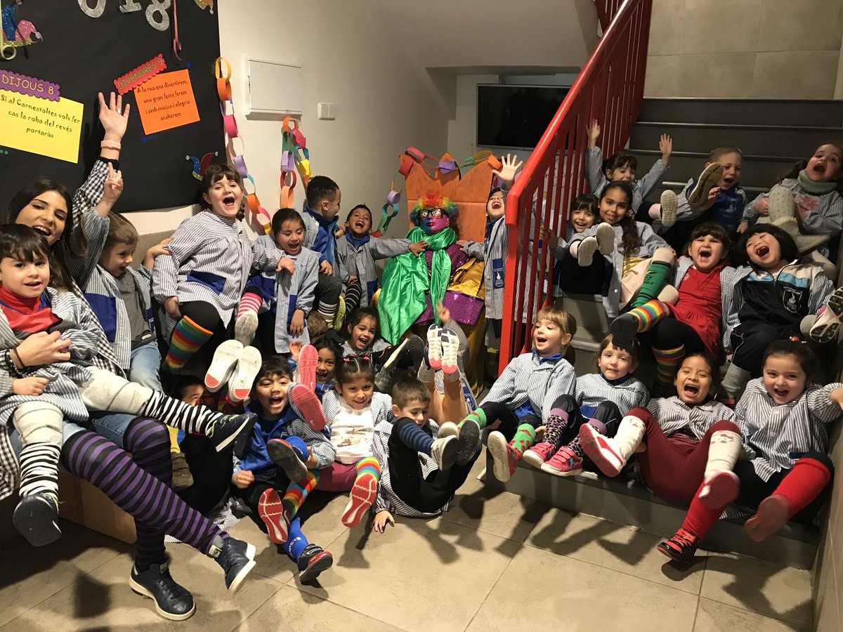 stgervasi's tweet photo. Tercer manament del rei Carnestoltes, avui mitjons fins als genolls! #carnavaltequiero❤️ #manaments #carnaval2018 #infantil🐼🐴🦋 https://t.co/N18u63YGCK