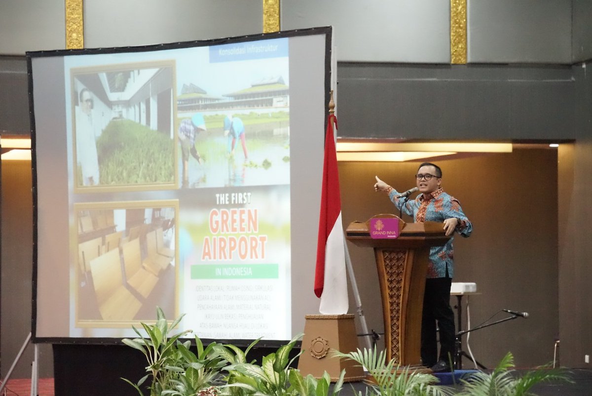 trihumas's tweet photo. Keunikan Pengembangan Wisata #banyuwangi dipaparkan Bpt @AzwarAnas_A3 di acara HPN Padang Sumatra Barat @banyuwangi_kab @BramudaMohamad @Kemenpar_RI https://t.co/T4PdMkRL4B https://t.co/tNXbiCs9gr