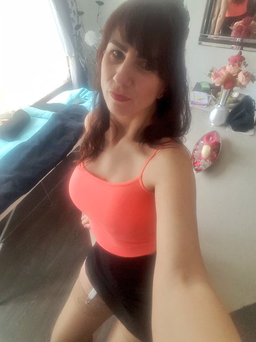 Massage anyone! I wonder who's going to pop IN or is that UP 😉 xxx https://t.co/2Dwtn3fpSB