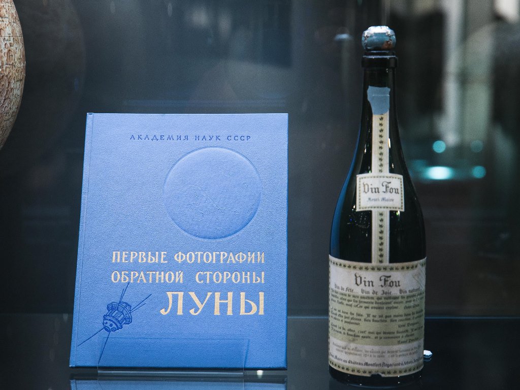 🚀В Музее #космонавтики проходит необычная #выставка о первом изображении невидимой стороны Луны, вине и отчаянном споре французского винодела.
Хотите узнать как все это связано? Приходите на выставку "Как Главный конструктор С.П.Королёв выиграл пари у французского винодела"