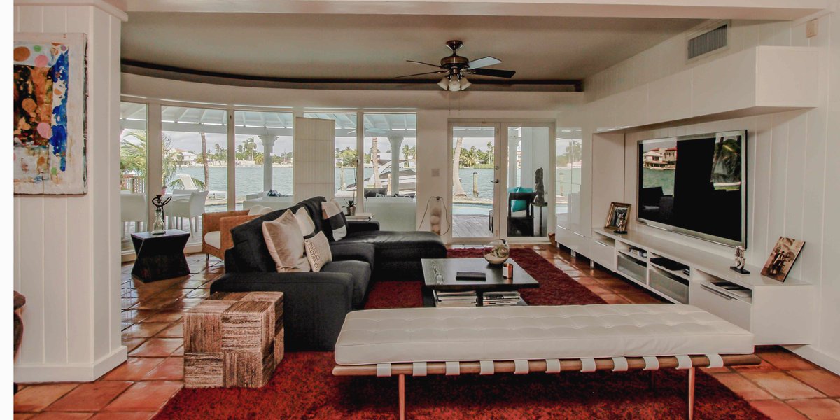 BBrealtymiami's tweet photo. Paradise at #miamibeach this #luxurious 3/3 is a dream #home in a highend community Golf Course. This #magnificente residence #waterfront  is waiting for you! Call for more info 305.753.1089 asking price $2,495,000 https://t.co/gcwelGopKn