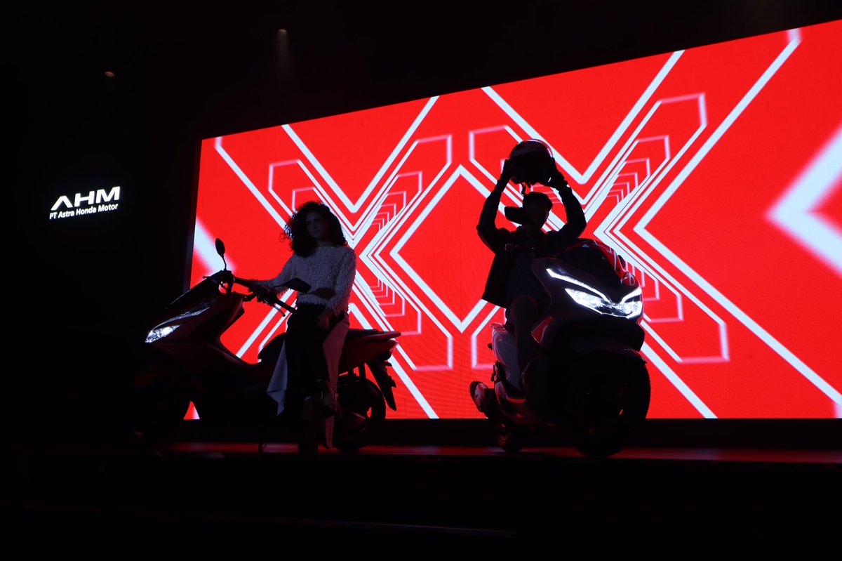 Nih yang udah dibuka Brosis, eits lampunya belum Welovehonda nyalain nih. Sengaja biar makin penasaran. #HondaPCX #HondaPCXIndonesia