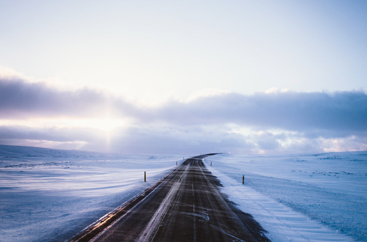 Sillonner les routes islandaises en hiver est une expérience assez unique, pleine de surprises. En cette saison hivernale, le vent, la neige, la glace sont sans rival ; ici les molécules d’air et le soleil jouent une esthétique très particulière.

#WinterRoadTrip <a href="/guidetoiceland/">Guide to Iceland</a>