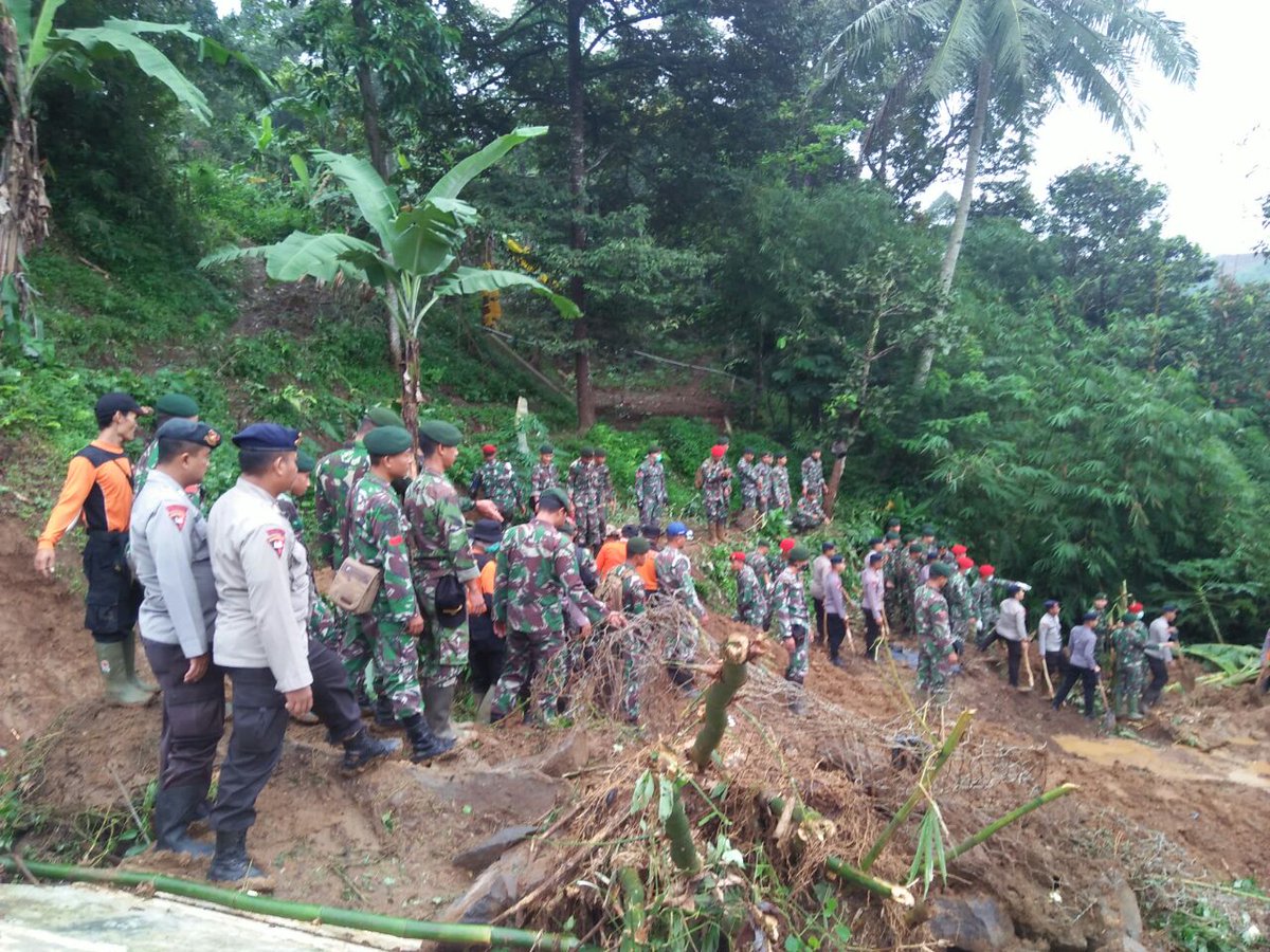 BNPB_Indonesia's tweet photo. Laporan dari Pusdalops Kabupaten Bogor, korban longsor di kp. Maseng desa warung menteng kec. Cijeruk atas nama adit 10 tahun sudah di ketemukan dan dibawa ke Puskesmas Caringin. #Longsor #cijeruk https://t.co/IE7uInvxvf