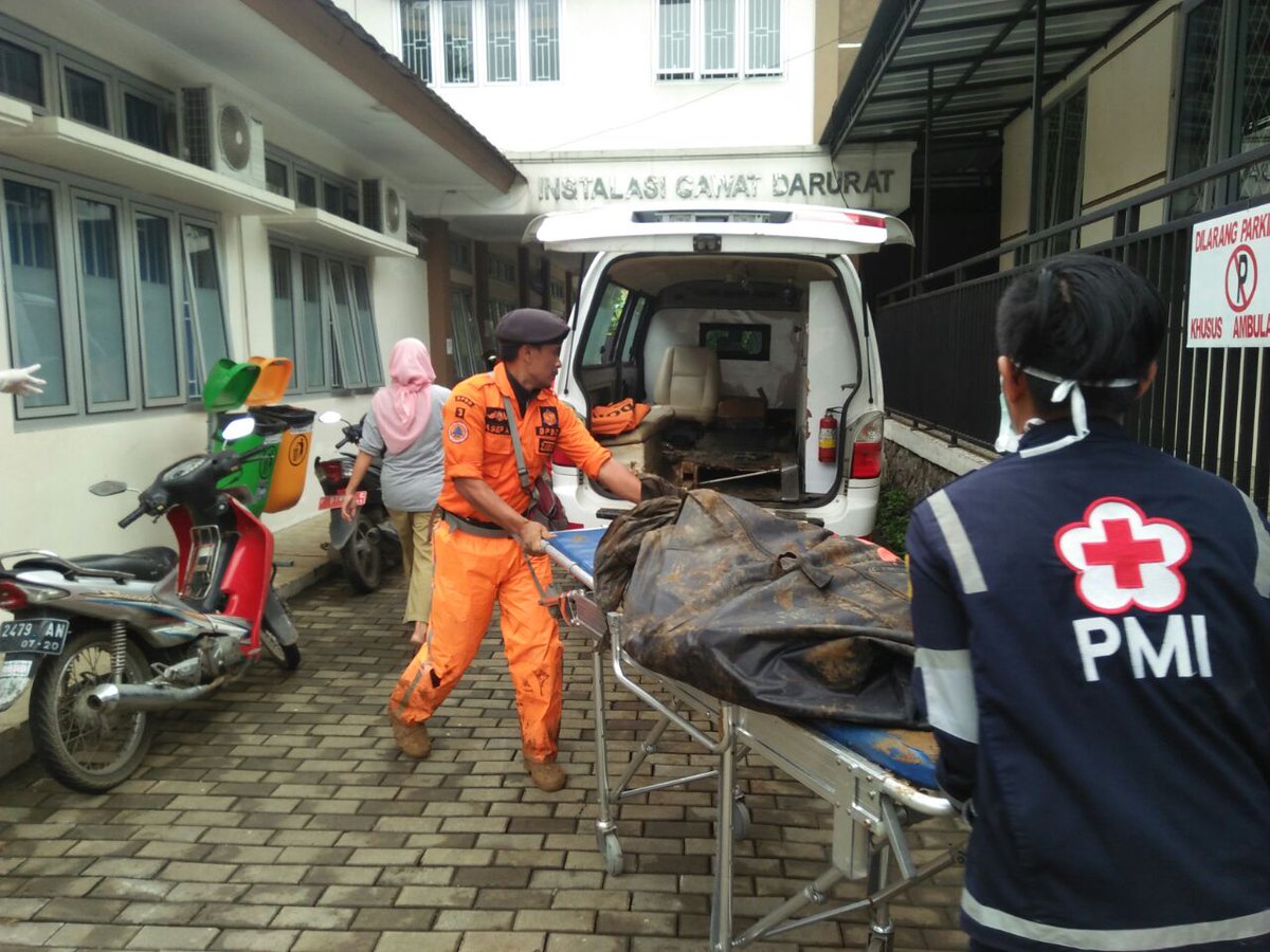 BNPB_Indonesia's tweet photo. Laporan dari Pusdalops Kabupaten Bogor, korban longsor di kp. Maseng desa warung menteng kec. Cijeruk atas nama adit 10 tahun sudah di ketemukan dan dibawa ke Puskesmas Caringin. #Longsor #cijeruk https://t.co/IE7uInvxvf