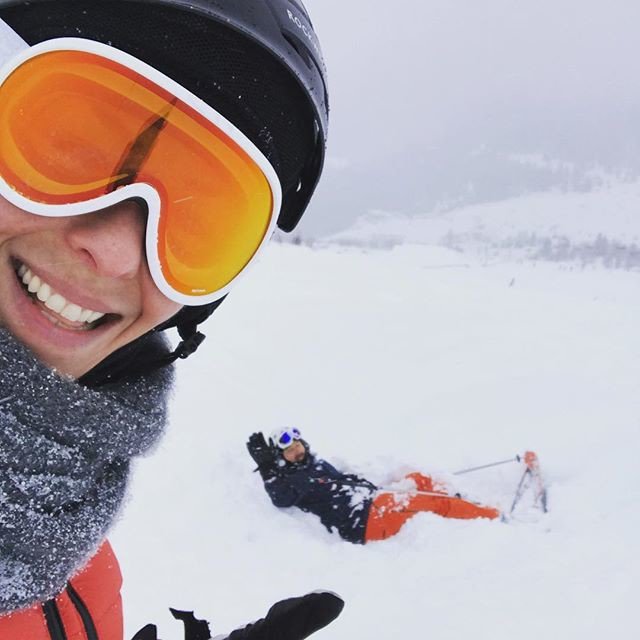 Easy way to stop when legs won‘t last: drop😆🤘#powderday #powderlife #mountainlove #austria #skiing #freestyle #fun #outdooradventures ...