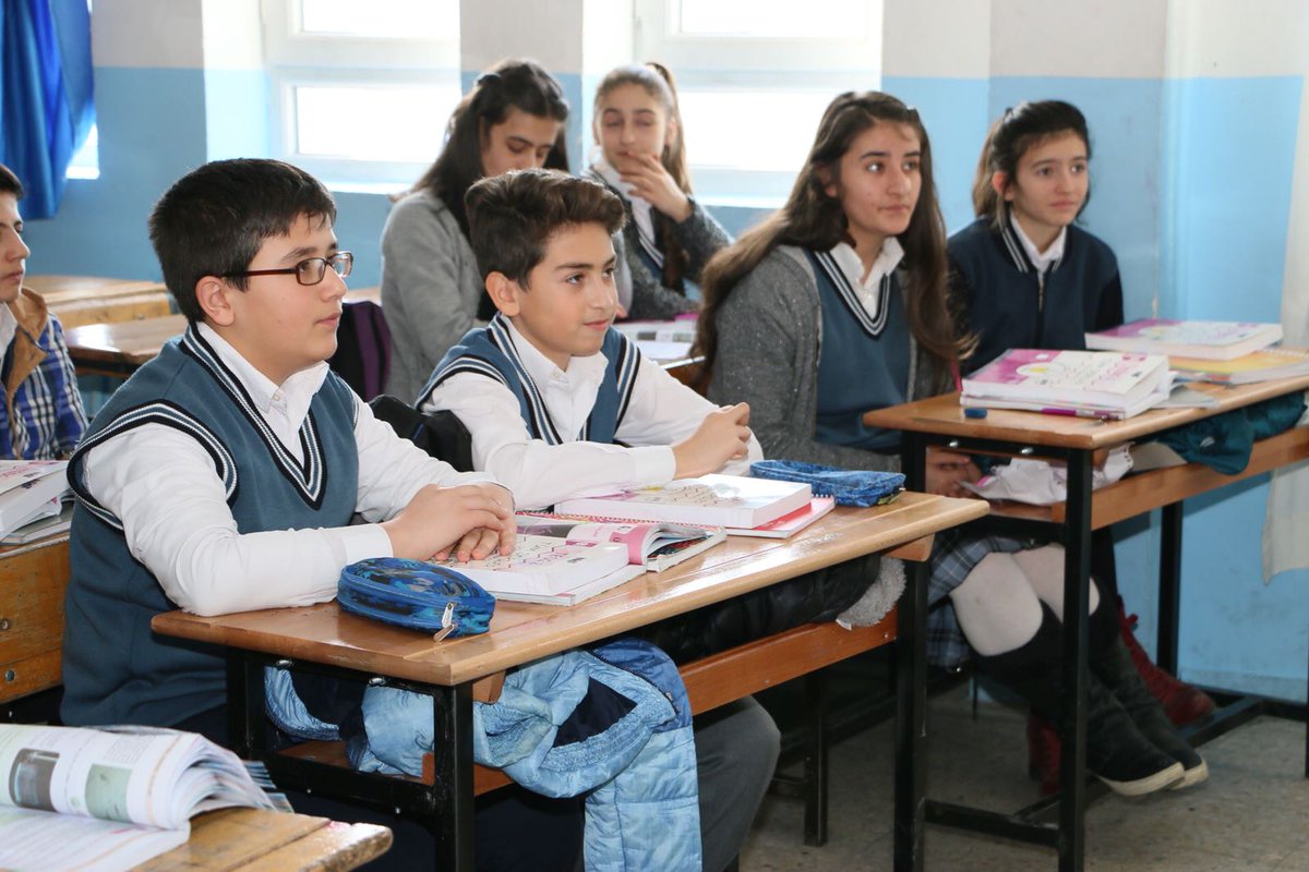 muhammedcevdet's tweet photo. Atatürk Ortaokulu 8. sınıf Öğrencilerimize Liselere Kayıt Sistemi’ne Hazırlık Kitapları Hediye Ettik. İlçemizde Eğitim Kalitesini Yükseltmek Adına Üzerimize Düşen Her Türlü Görevi Yapıyoruz. https://t.co/xbO1Re1pjM