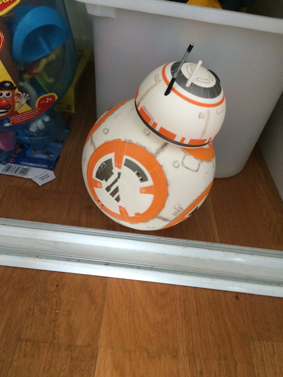 Laetimum's tweet photo. @renault_fr "Le réveil de la force" à visionner avec un bb8 dans les bras! Merveille 😍🦋🤞 https://t.co/HADZhZy1hd