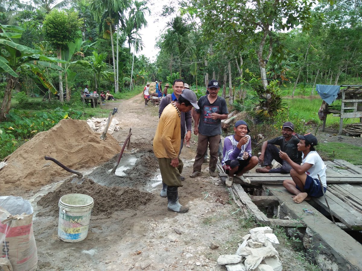 #ManfaatDanaDesa 
#TPPIKalteng 
#Bartim 
Dengan adanya Dana Desa, mengurangi sedikit penggangguran, dengan pola Padat Karya Tunai
<a href="/jokowi/">Joko Widodo</a> 
<a href="/EkoSandjojo/">Eko P. Sandjojo</a> 
@fachrilabalado 
<a href="/anwsanusi/">Anwar Sanusi</a> 
<a href="/taufikmadjid71/">IG : taufik.madjid</a>