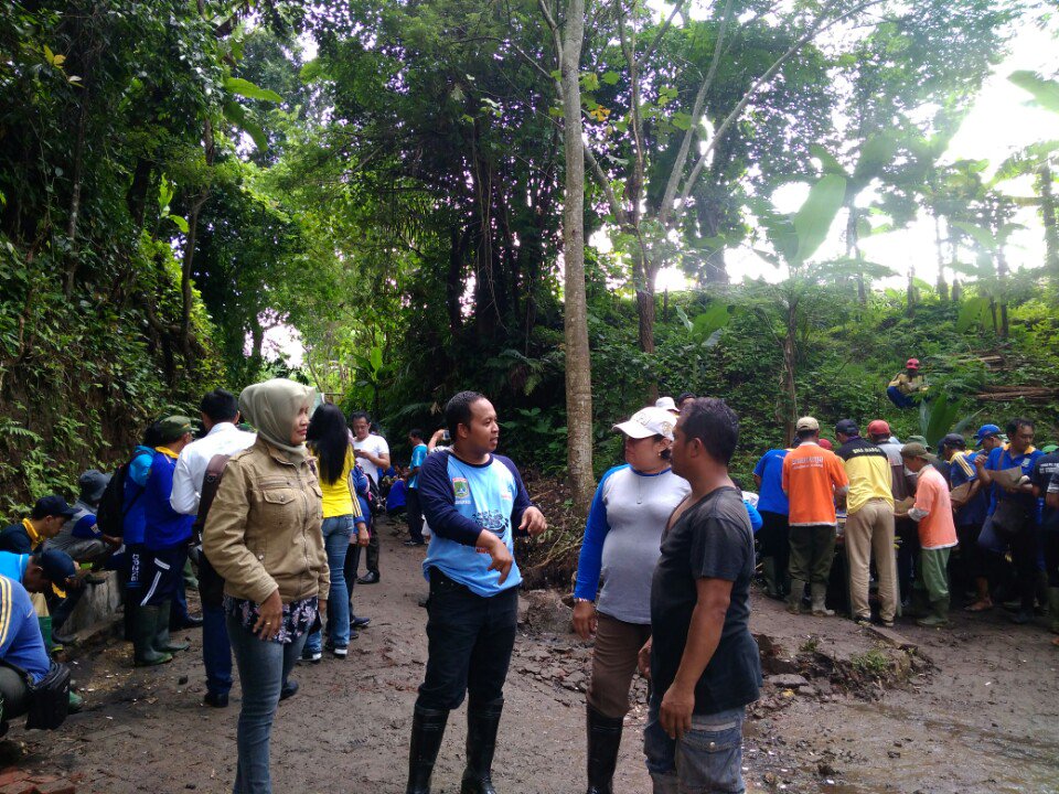 SemyArayunedya's tweet photo. Bersama beberapa perangkat kecamatan, kepala desa, kepala dusun Krajan-desa Mangliawan melakukan kerja bakti membersihkan bakal tempat wisata di Mendit Lanang. Selain sumber air, unggulan lainnya adalah adanya peninggalan arkeologi yg masih dilestarikan.

#ManfaatDanaDesa https://t.co/0r4cQkazwZ