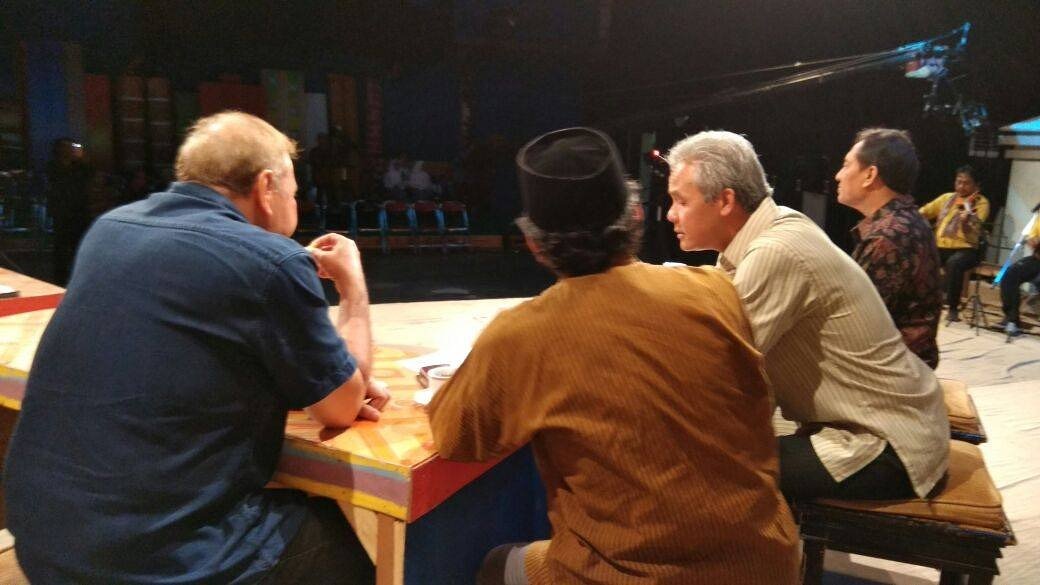 Duduk sama rendah. Jadi tak perlu berdiri.