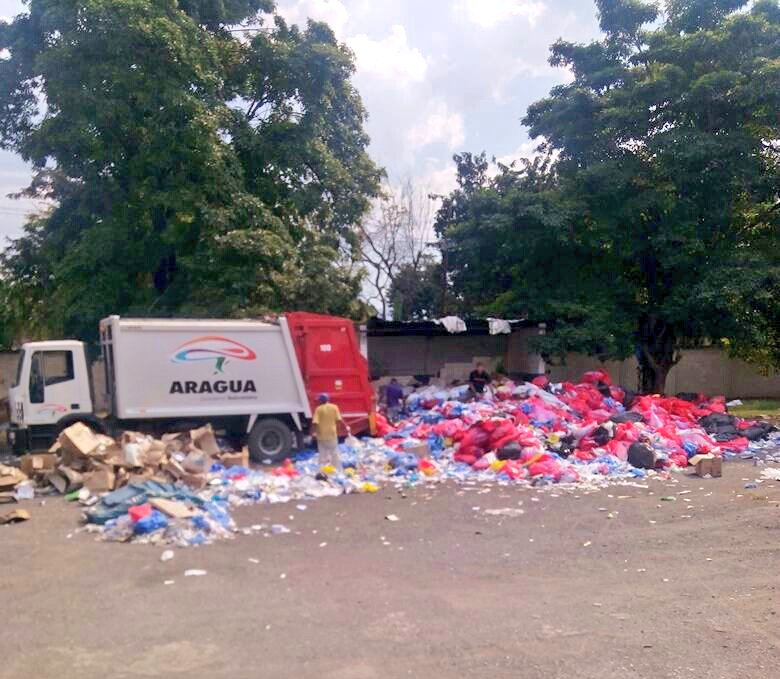 Pess82's tweet photo. Comenzamos el día agradeciendo a los amigos de @GobiernoAragua por ayudarnos con la recolección de desechos en nuestro hospital @javargaspnegro en La Ovallera. Conocemos las dificultades que atraviesan por falta de maquinarias y equipos. Pero así sea con las manos. ¡Gran trabajo! https://t.co/wKGePyWXOL