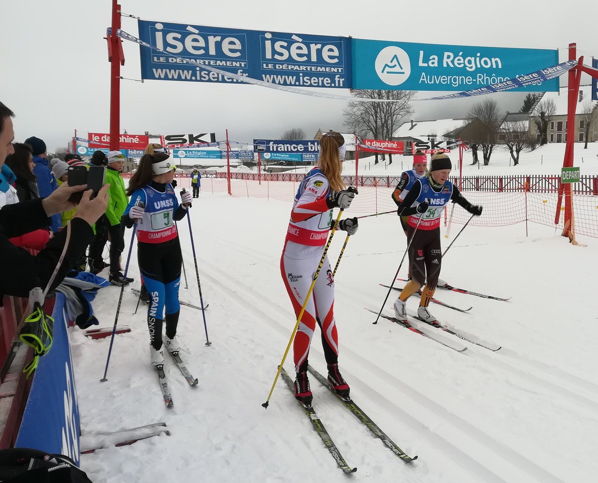 FabienMalbet's tweet photo. Les https://t.co/hgtGrMiEGy.s et https://t.co/UuGFd86uP1.s venu.e.s pour la @FouleeBlanche, le Recteur d'@acgrenoble, le président d'@ISFsports, les maires et élu.e.s d'#Autrans et de #Grenoble  encouragent les jeunes relayeuses des #ISFwintergames. #50ansJOGrenoble https://t.co/hplqS49HDK