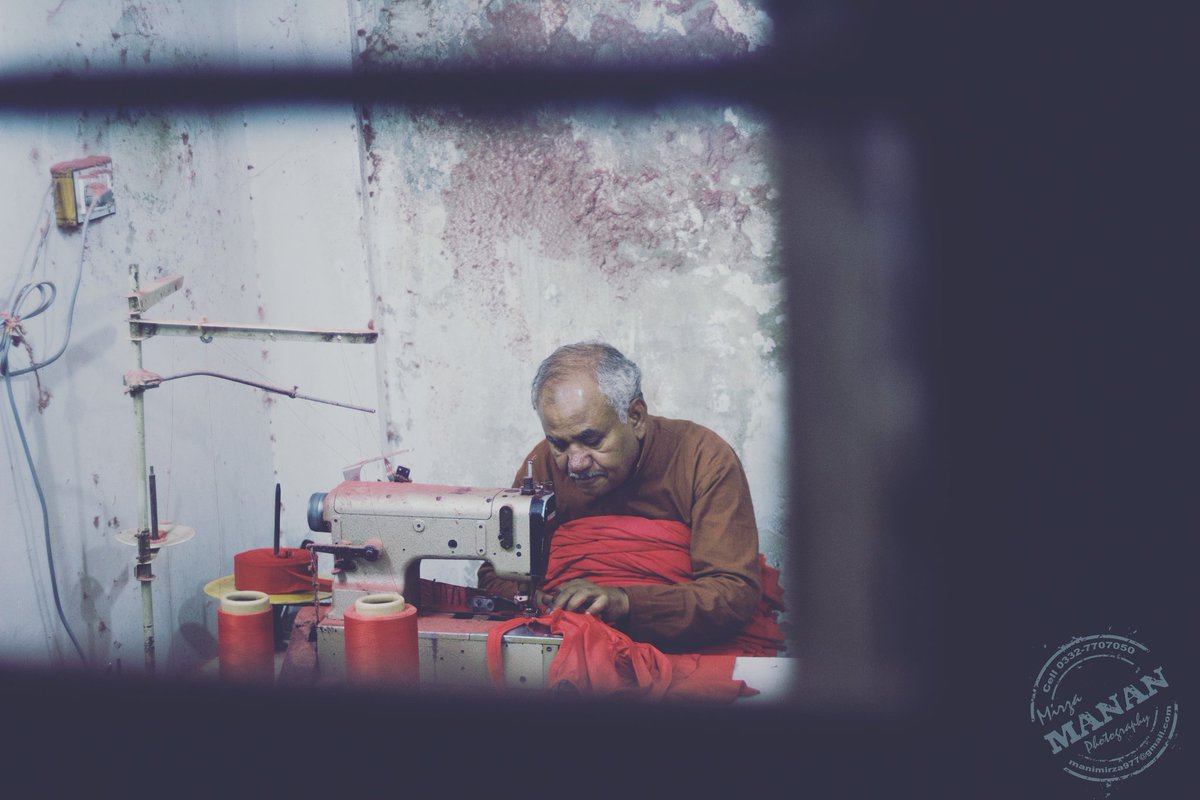 MirzaAbdulMana3's tweet photo. A old Men sewing clothes !
#insidelifeaboutfaisalabad #DeepMsg #outsidewindow #frame #painfull #lifeofmanchester #canon #50mm📷 https://t.co/AJaVC5FKgW
