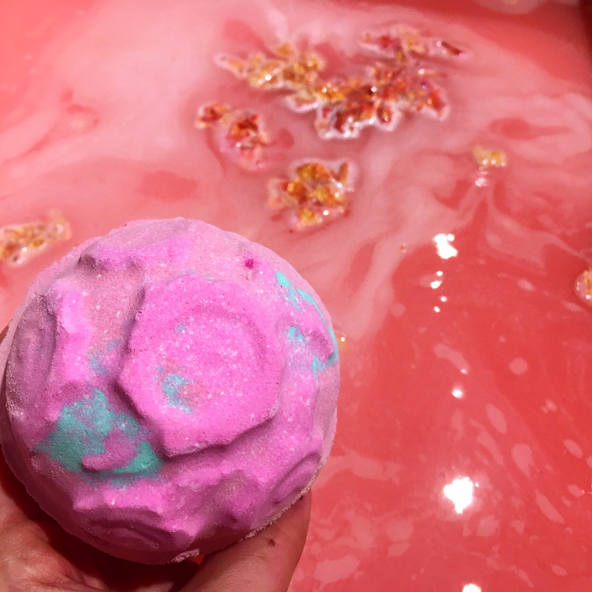 lushjp_inanarit's tweet photo. #風呂の日 楽しめましたか?🛀
#バラ が浮かぶラグジュアリーなお風呂が楽しめる#ロージーボムシェル #rosebombshell 🌹
#lush #lushjapan #valentine
#sherthelove https://t.co/jEiEUjJkBx