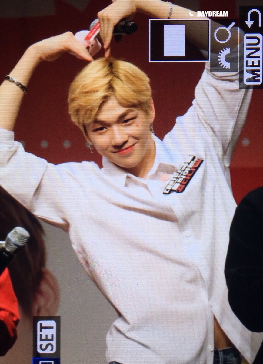 DAYDREAM_961210's tweet photo. 180207 롯데리아팬싸 #강다니엘 #워너원
아 귀여워 https://t.co/JigndVpKGW