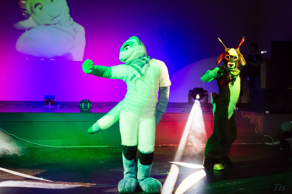 fur_jimmer's tweet photo. FurDance Competition at @rusfurence Ayi the Deer and @quoll_marten on te dance floor! 😝 Party up! 🕺#rusfurence2018
📷@The_Tisero https://t.co/3eJILOaVCt