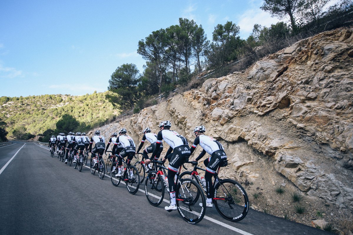 Virtually climb the Stelvio with @tom_dumoulin and <a href="/RoyCurvers/">Roy Curvers</a> at #TourdeLegends Benelux and learn more about what #KeepChallenging can mean for your company. Get your tickets here🇳🇱: msedb.nl/events/tourdel…
