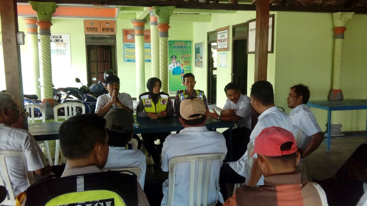 IkaDamaSetya's tweet photo. #ManfaatDanaDesa 
#tppijawatimur 
#tppikabmagetan 

Monitoring penggunaan Dana Desa oleh Bapak Camat, ibu Kapolsek dan Wakapolsek, di Desa Nguri Lembeyan Magetan
@jokowi 
@EkoSandjojo 
@anwsanusi 
@taufikmadjid71 
@fachrilabalado 
@DewantoAndry 
@p3mdmagetan https://t.co/D91Bx9COqK