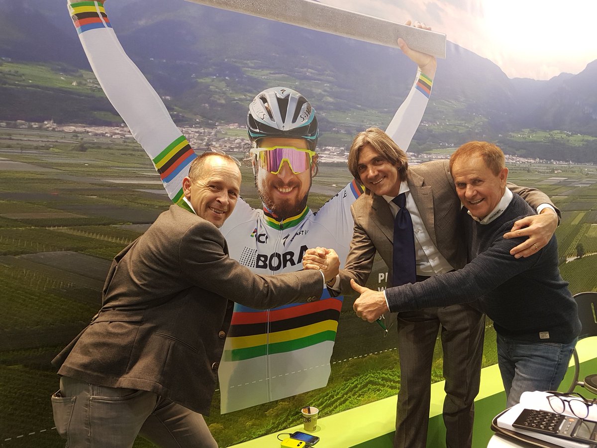 SpinazzeRobert's tweet photo. We know who is the best... #Fruitlogistica2018... 👍 👍 PETO supports us #spinazzegroup #protectyourfruits #fruitsecurity https://t.co/SXB3K7uEcb