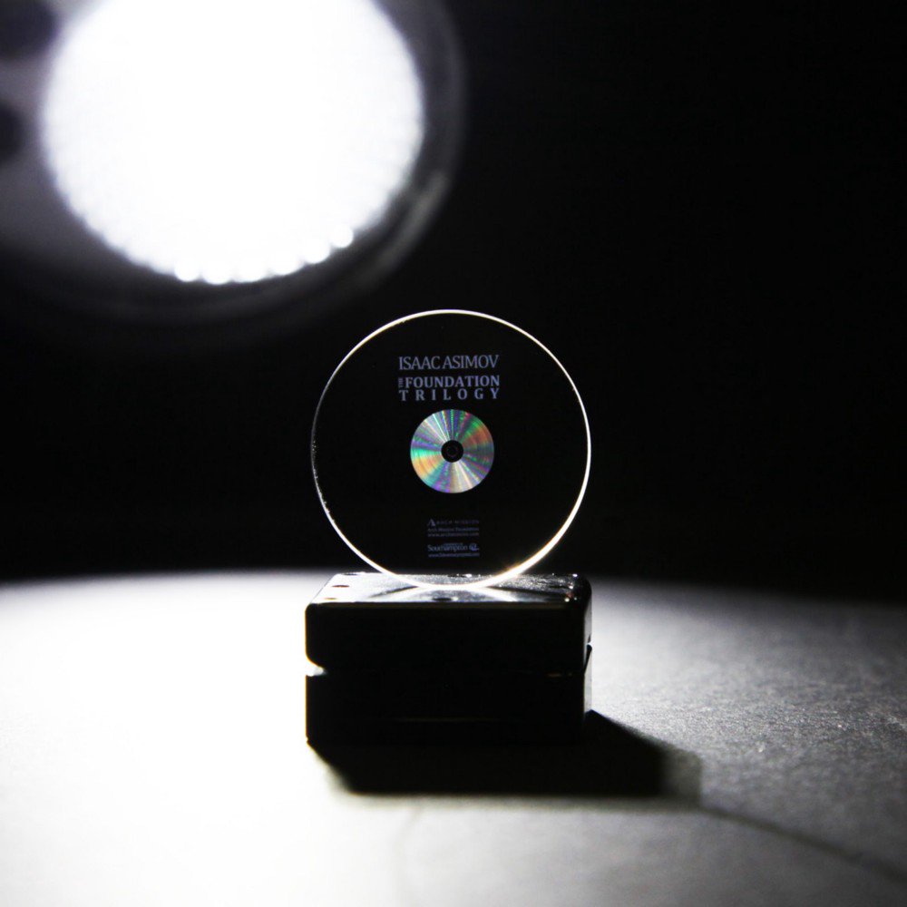 unisouthampton's tweet image. Yesterday's @SpaceX Falcon Heavy rocket launch took with it a 5D memory crystal developed by our Optoelectronics Research Centre. The device carries Isaac Asimov's entire 'Foundation' trilogy, and is the first of many space-bound @archmission libraries: ow.ly/RJ4i30ifHc2