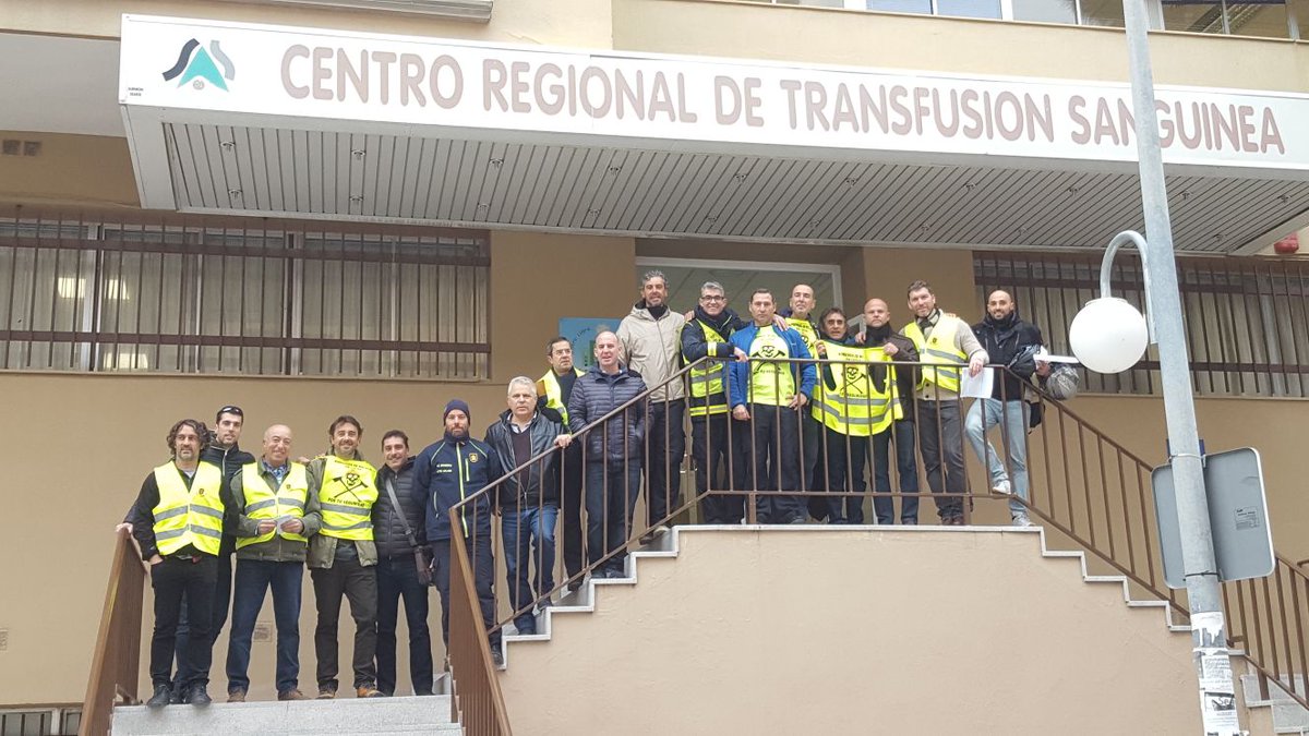 encierrobombmlg's tweet photo. #RCBMPorTi de #Málaga acudiendo al llamado de 'Por amor al arte, dona sangre' #FelizMiercoles https://t.co/oxuijrWGam