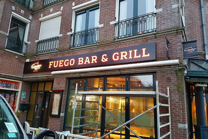 TweeReclame's tweet photo. Gevelbelettering, verlicht of onverlicht. Bij ons is 'bijna' alles mogelijk!
Zie ook de nieuwe vestiging van Fuego Bar &amp; Grill in Volendam. https://t.co/CUR0q0zLZl