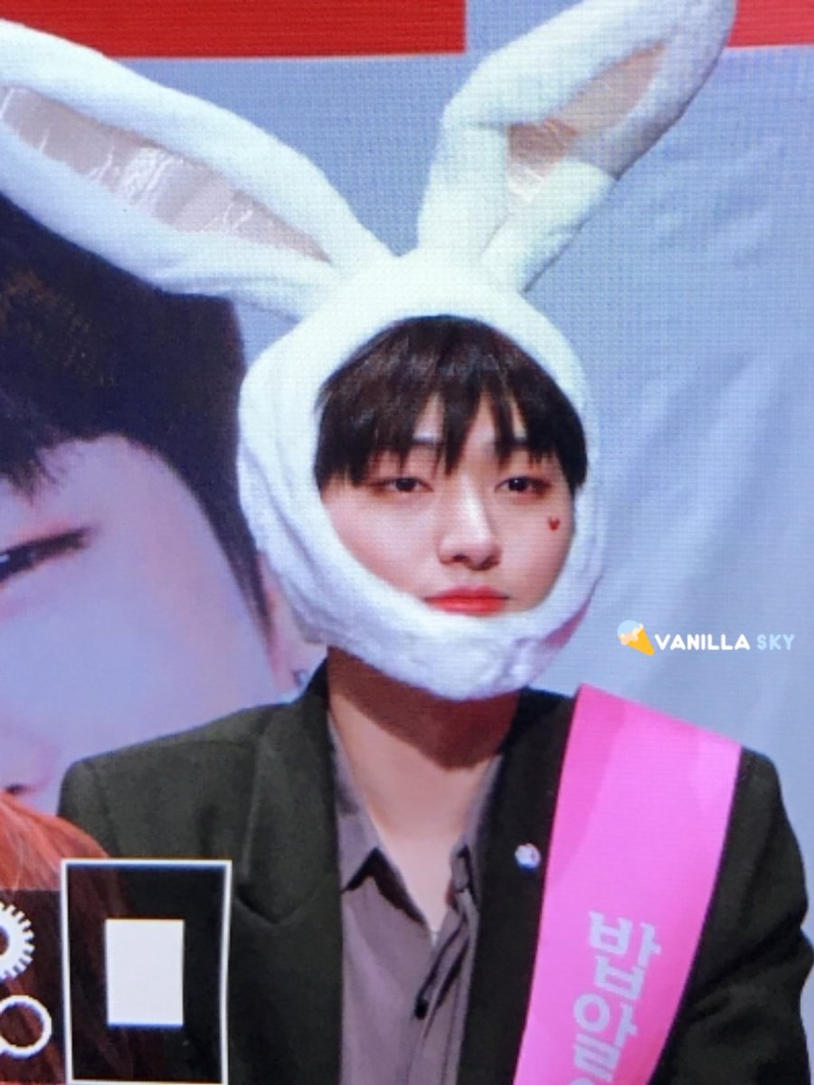 VANILLASKY38's tweet photo. 180207 롯데리아 팬싸인회 #워너원 #윤지성 
대왕토끼냐구 ㅠㅠㅠㅜㅜ 미치게따고 지짜 https://t.co/jgEQnsD3gy