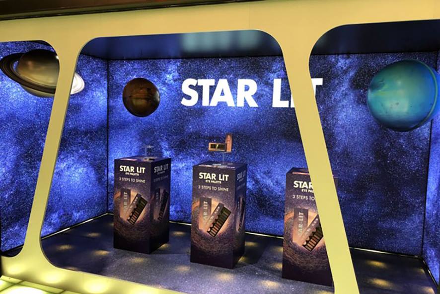 TweeReclame's tweet photo. Star Lit Berlijn
Van verlichte full color doeken tot vloerbekleding. Aangekleed met full color geplakt meubels en diverse 3D planeten. https://t.co/KRGqKWm2Qu