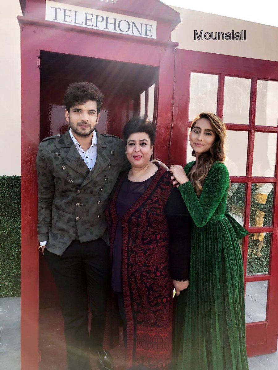 MounaLall's tweet photo. In action for celebritymagazine,valentines shoot, ft.@KaranKundrra MTV Karan Kundra VJ Anusha @VJAnusha #mounalall #makeupicon #fitlookmagazine #celebritystyle #indianmakeup#haircreativity #celebrityartist #makeupicon
#beachwaves #naturalmakeup.Call us 9717953322 for appointment https://t.co/6YDmkMxrfB
