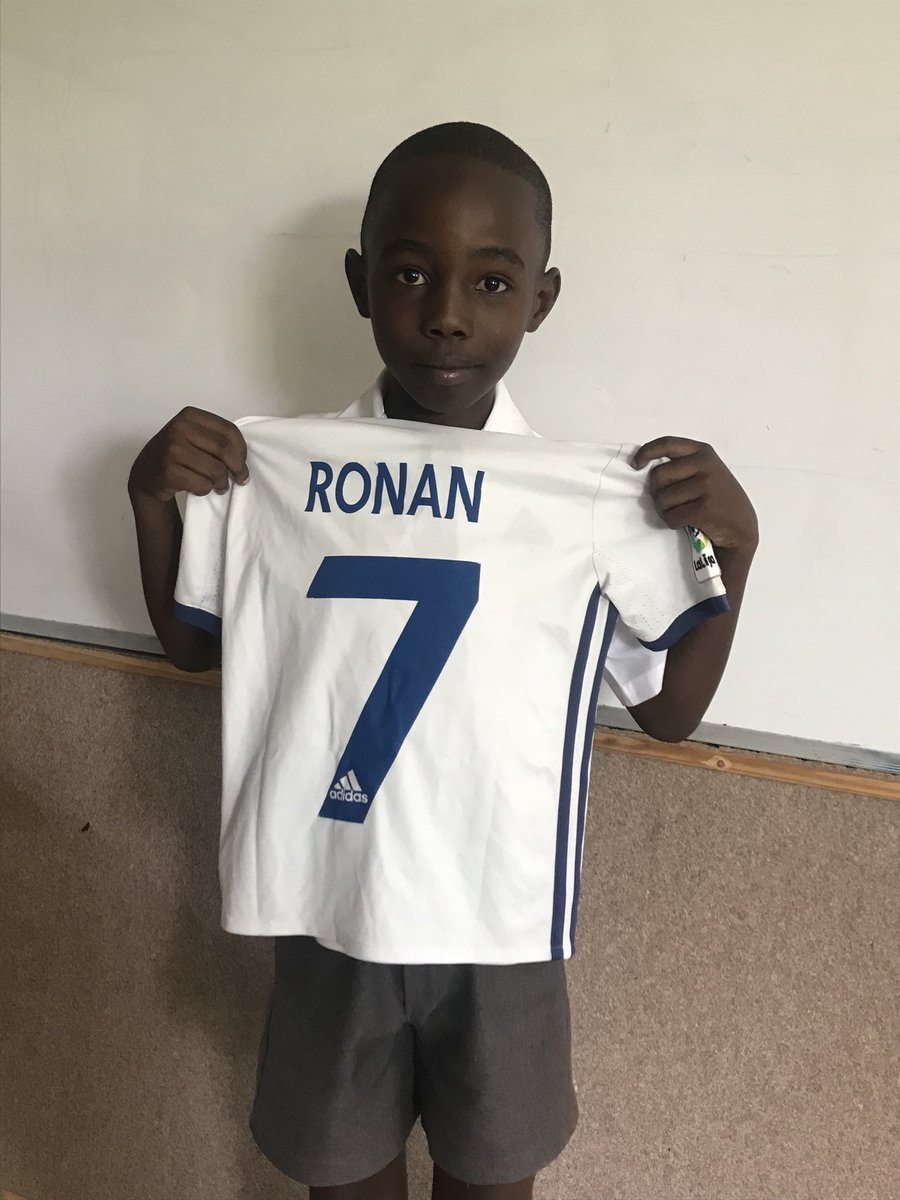 sam_barnett02's tweet image. The various important items from our past. Beautiful speeches presented by Grade 3 boys. #speeches #SpecialObjects @BenniesJP @BenniesSA