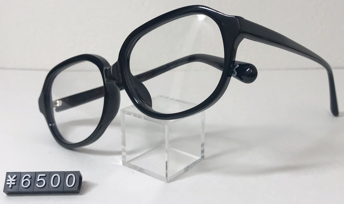 アニメガネ 執事眼鏡eyemirror姉妹店 Sur Twitter ペルソナ5 主人公モデルの眼鏡が入荷しました P5主人公が使っているシンプルながらも絶妙なウェリントン型の眼鏡を再現したモデルで テンプルエンドには怪盗団のマークがプリントされています 4月から始まる