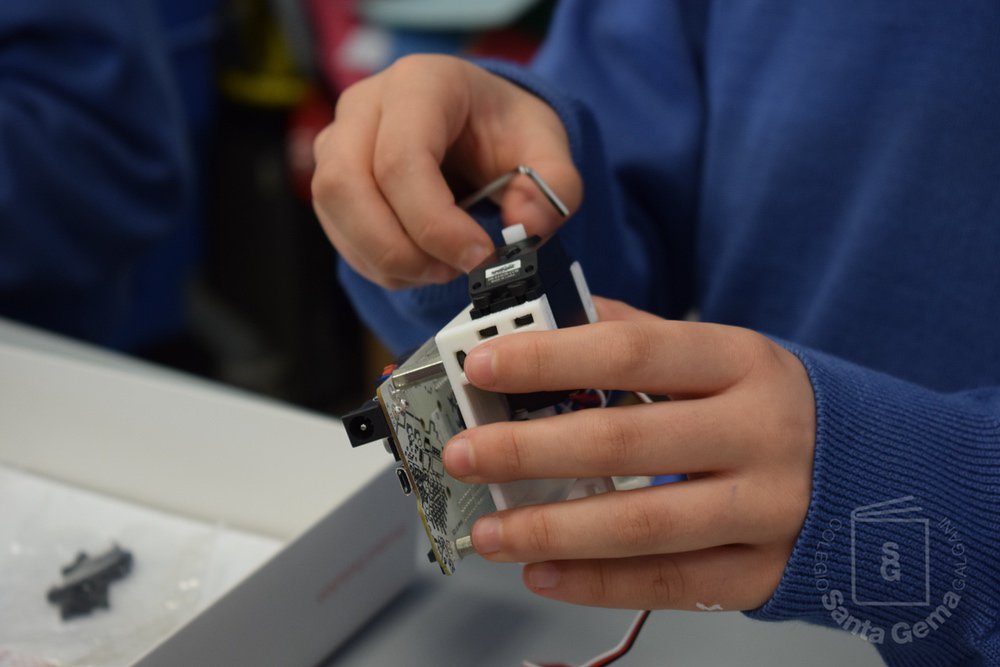 ColeSantaGema's tweet photo. Los alumnos de 3ºESO están con los robots @BQEducacion #PrintBotEvolution. En las próximas semanas utilizarán el pensamiento computacional para conseguir que siga lineas o salga de laberintos. #RoboticaEducativa https://t.co/V32gEcYKHE
